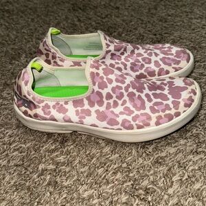 Oofos OOmg eeZee Low Womens size 9.5 Shoes Slip On Rose Leopard Recovery Sneaker